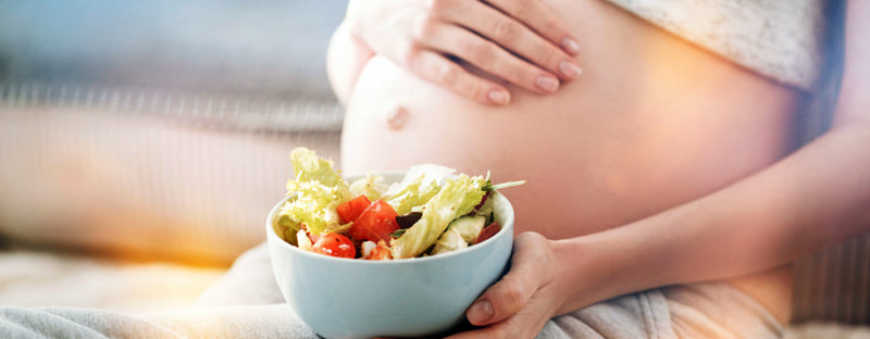Schwangere Frau mit Essen - Ernährung in der Schwangerschaft